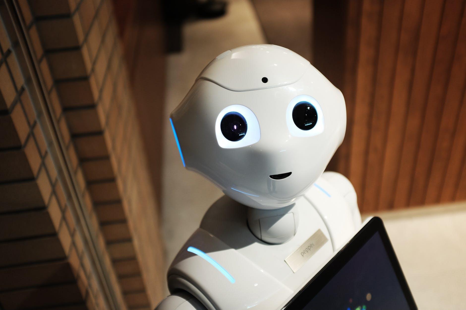 Una breve introducción a la inteligencia artificial high angle photo of robot