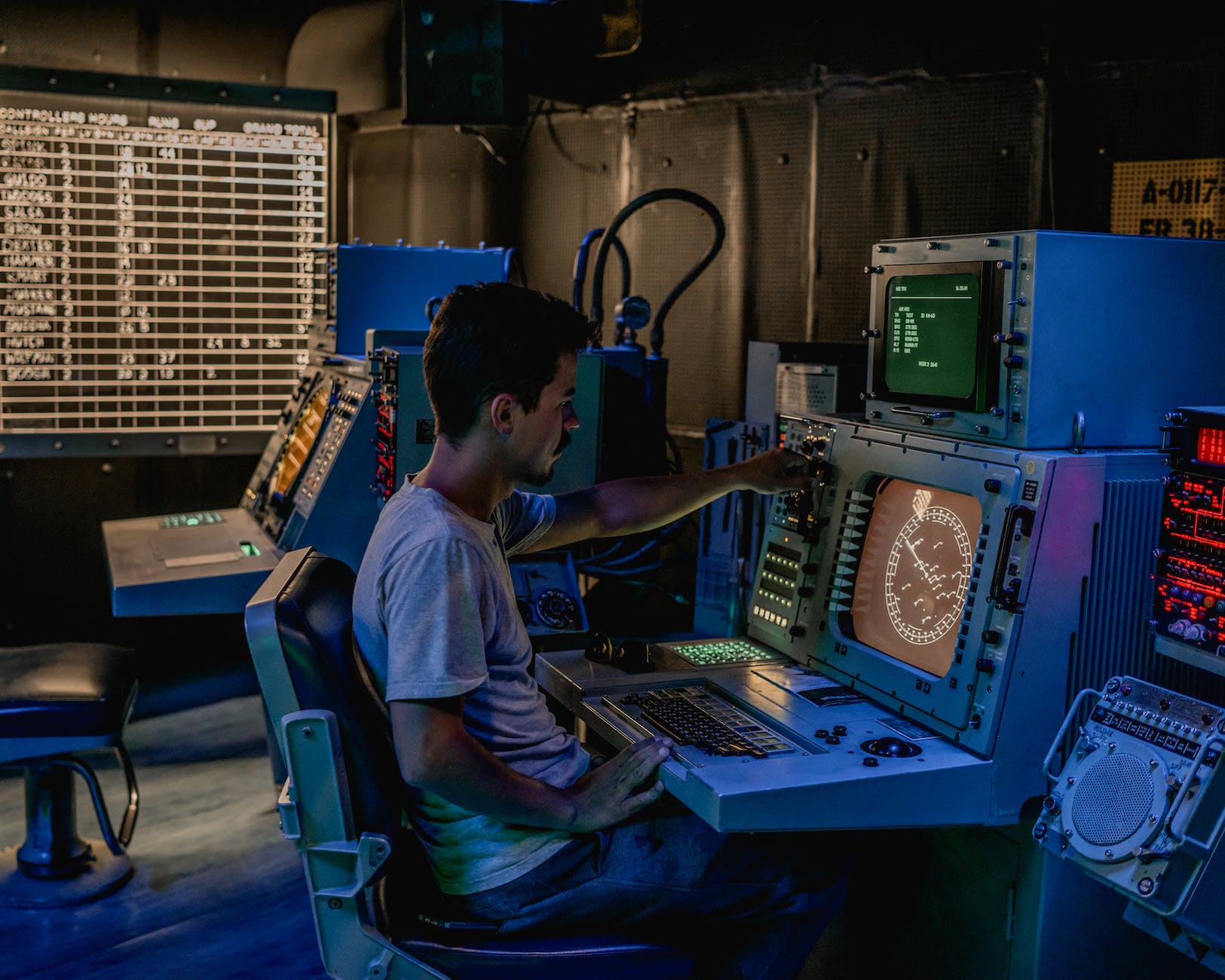 Éticas para Inteligencias Artificiales man in front of monitor